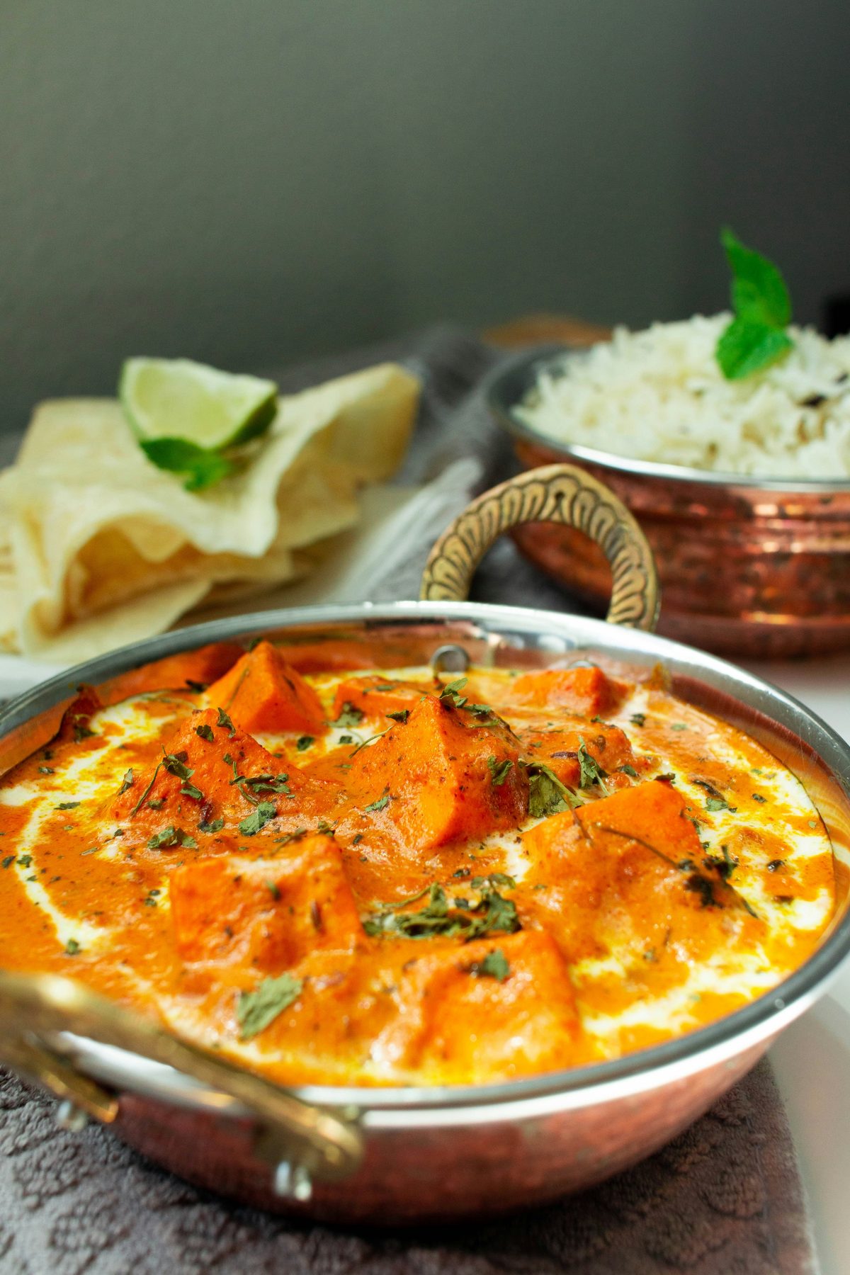 Curry in einem Kupfertopf