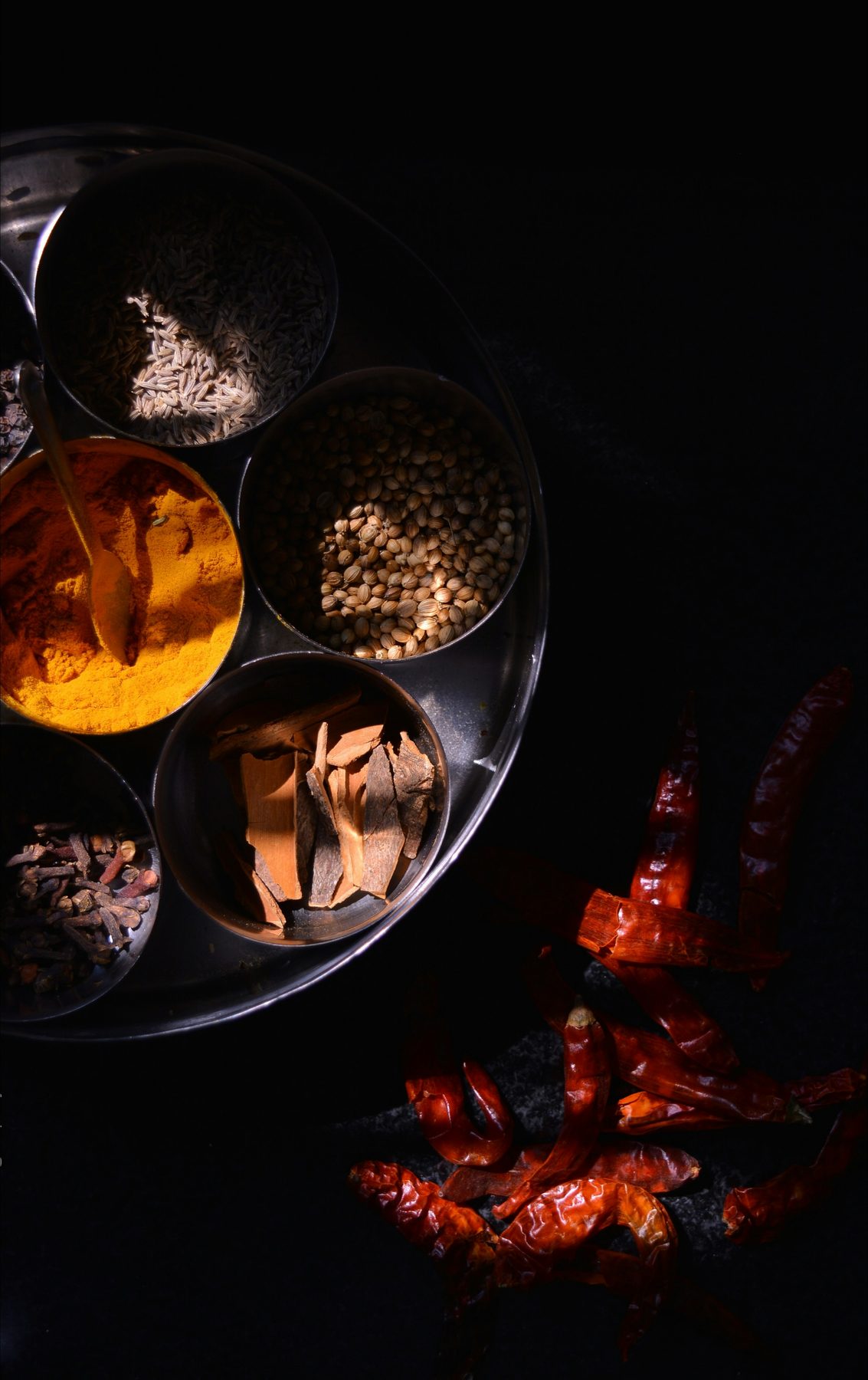 Frisch geröstete Gewürze und getrocknete Chilis